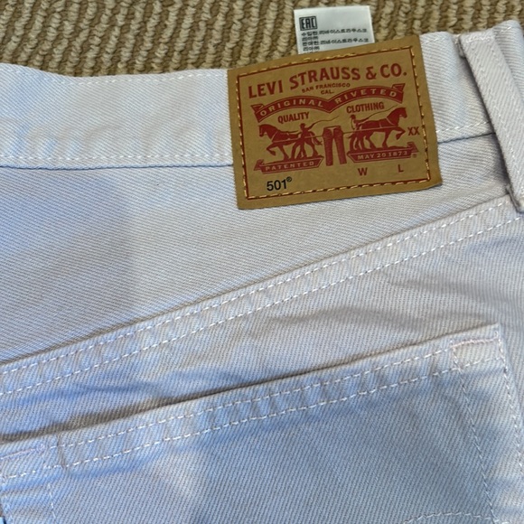 NWT Levi's 501 grey wash Women's Denim cut off Shorts size 32 - Picture 2 of 10